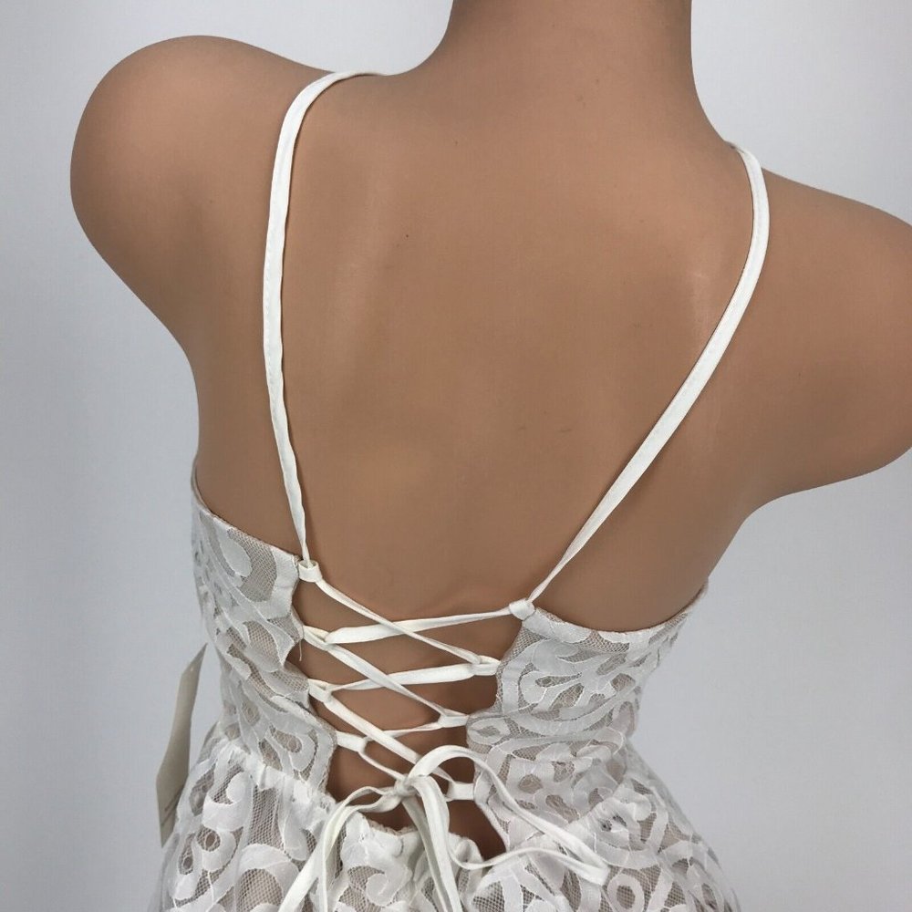 NWT TOBI White Embroidered Lace Romper Criss Cross Lace Up Shorts One Piece SZ M - Picture 6 of 9
